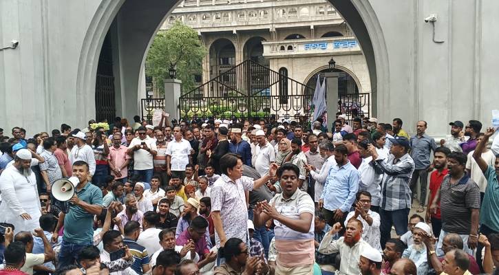 নগর ভবনে টানা  চতুর্থ দিনের মতো ইশরাক সমর্থকদের বিক্ষোভ